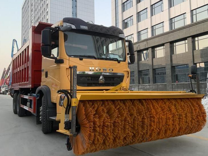 重汽豪沃除雪車